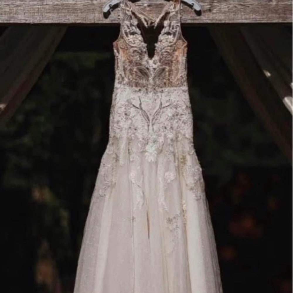 Size 8 wedding dress with bustle
